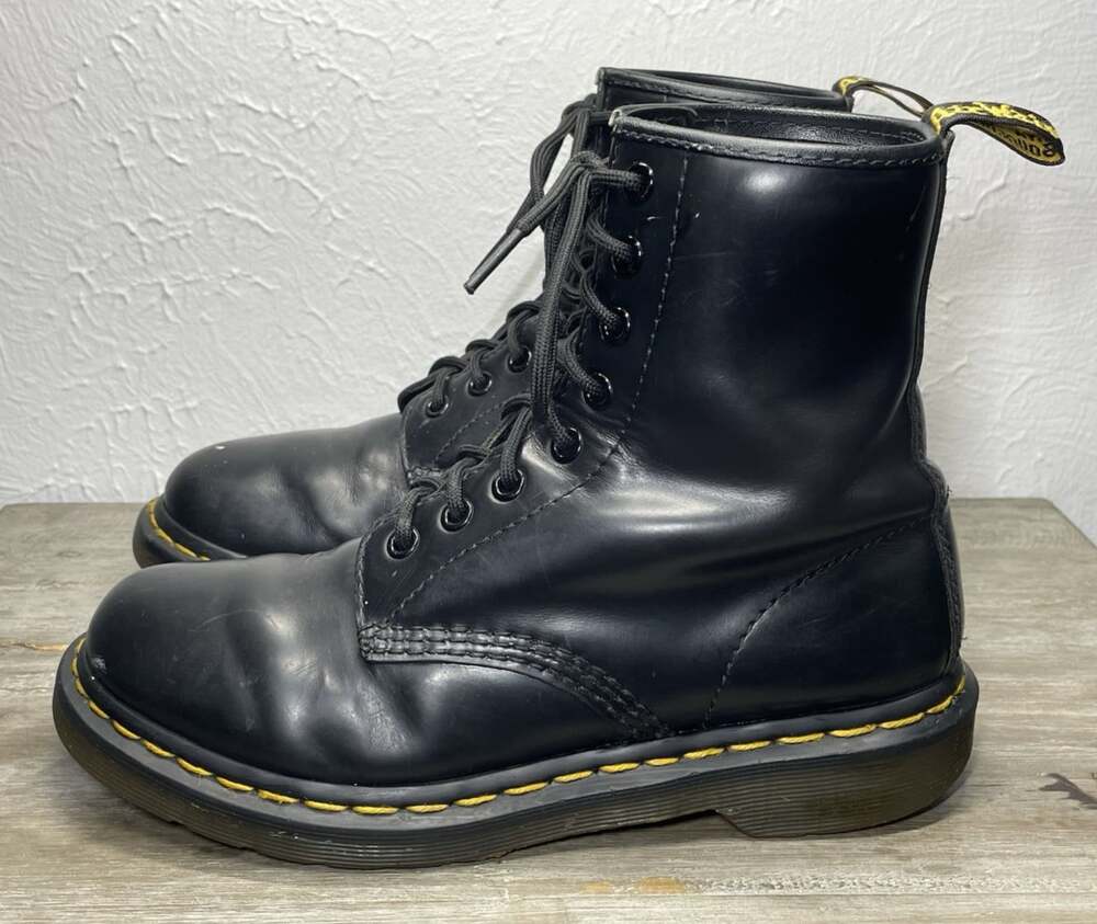 Dr Doc Martens 1460 Womens 7 Black Smooth Leather 8 Eye Combat Boots Punk Goth - Picture 2 of 16